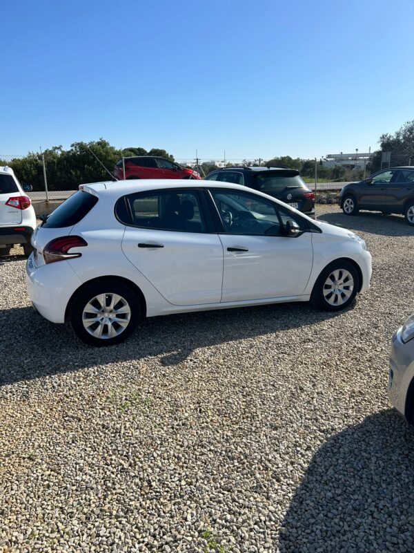 PEUGEOT 208 - Image 6